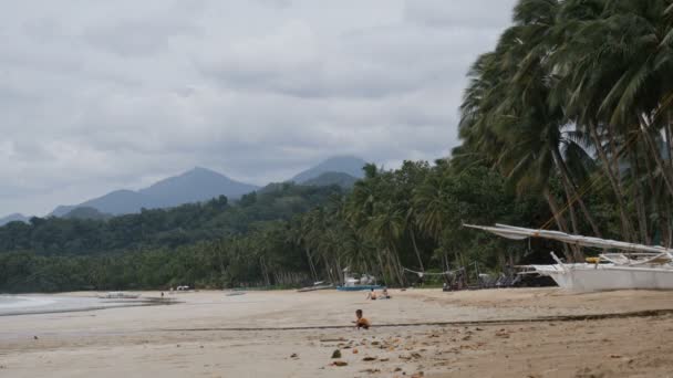 Turistas Playa Arena Islas Nido — Vídeo de stock