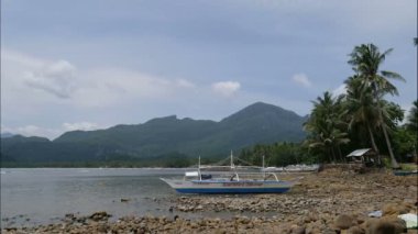 Tekneler sahilde. El Nido Adaları  