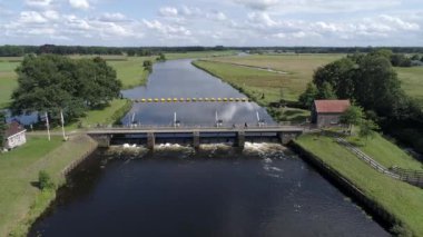 Vecht nehrindeki Hollanda manzarasının üzerinden uç