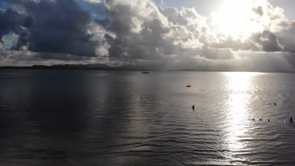 フィリピンのプエルトプリンセサで日没時にビーチを飛び越える — ストック動画