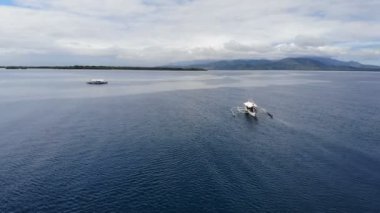 Taytay plajına yakın tekneler gezisi. Filipinler