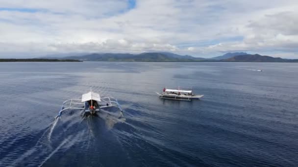 フィリピンのプエルトプリンセサでバンカ船に飛び乗る — ストック動画