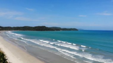 El Nido adalarının kumlu tropik plajı  