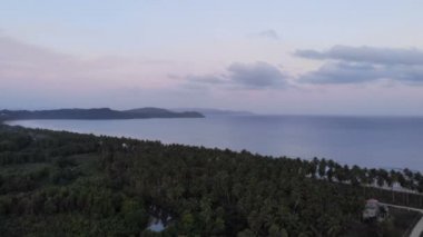 El Nido adalarının kumlu tropik plajı  