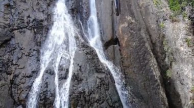 Filipinler, Sabang 'daki şelalenin yanından uçuyor