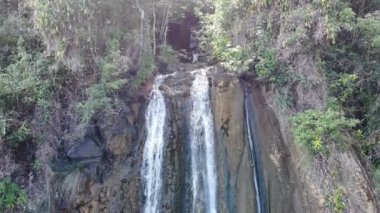Filipinler, Sabang 'daki şelalenin yanından uçuyor