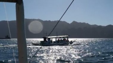 Taytay plajına yakın tekneler gezisi. Filipinler