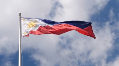 Mavi bulutlu gökyüzüne karşı dalgalanan bayrak, Filipinler