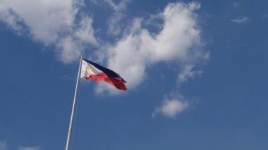 Mavi bulutlu gökyüzüne karşı dalgalanan bayrak, Filipinler