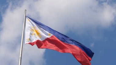 Mavi bulutlu gökyüzüne karşı dalgalanan bayrak, Filipinler