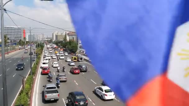 Пробки Улицах Манилы Флаг Переднем Плане — стоковое видео