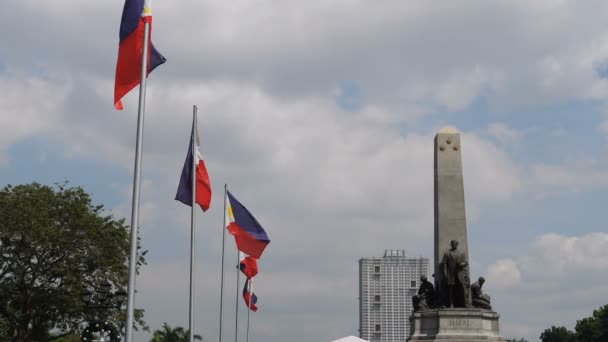Σημαίες Κυματίζουν Στον Άνεμο Ενάντια Στο Γαλάζιο Συννεφιασμένο Ουρανό Φιλιππίνες — Αρχείο Βίντεο