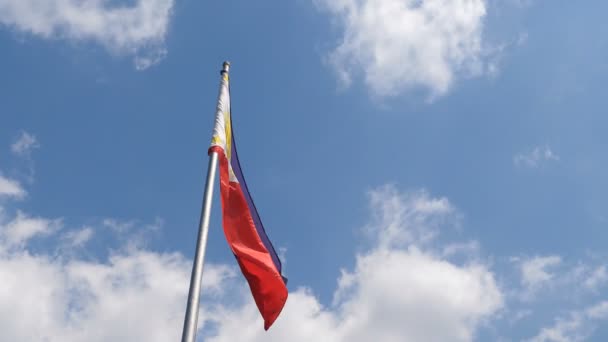 Drapeau Agitant Dans Vent Contre Ciel Nuageux Bleu Philippines — Video