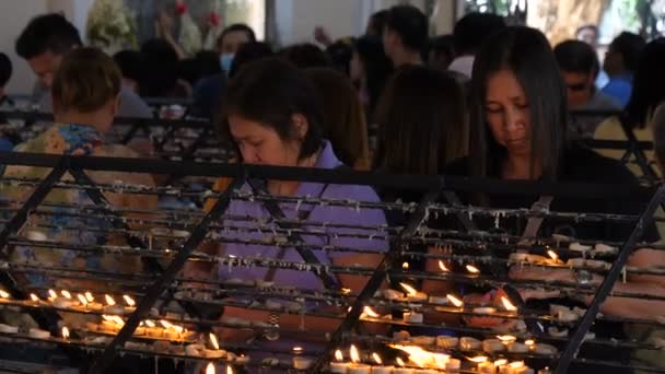 Azië Mensen Bidden Voor Kaarsen Kerk — Stockvideo