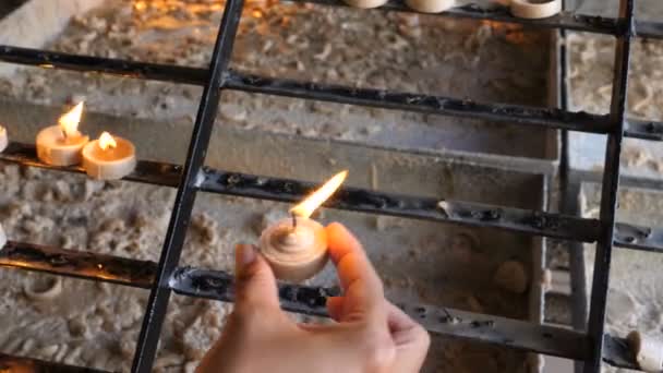 Aziatische Vrouwen Hand Plaatst Kaars Plateau Kerk — Stockvideo