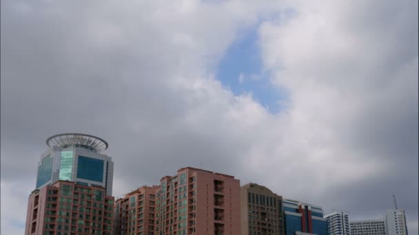 Wolken Ziehen Tagsüber Zeitraffer Über Städtische Gebäude — Stockvideo