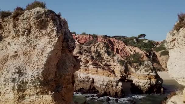 Flyger Över Portugals Steniga Kust Dagtid — Stockvideo