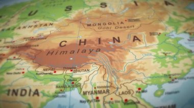 Coğrafya dünya harita uçuş üzerinde arka plan / 4 k animasyon bir dünya haritası üzerinde okyanus, ülkeler ve şehirler adları ile arka plan uçuş seyahat