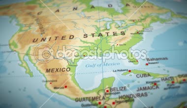 Coğrafya dünya harita uçuş üzerinde arka plan / 4 k animasyon bir dünya haritası üzerinde okyanus, ülkeler ve şehirler adları ile arka plan uçuş seyahat