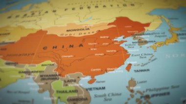 Dünya Haritası Arkaplan Uçuşu / 4k animasyonu çok renkli bir dünya haritası seyahat arka planında okyanus, ülkeler ve şehirlerle birlikte