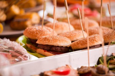 Hambourger bir plaka üzerinde sopa ile