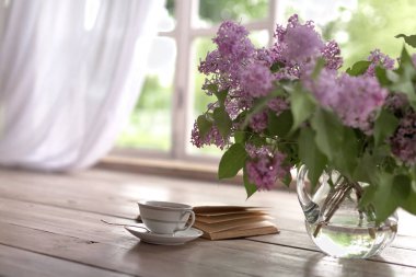 Bir demet leylak, kitap ve çay fincanı. / Flower, Tea - Sıcak içecek, Resim çerçevesi, leylak - çiçek, çay fincanı