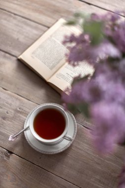 Bir demet leylak, kitap ve çay fincanı. / Flower, Tea - Sıcak içecek, Resim çerçevesi, leylak - çiçek, çay fincanı