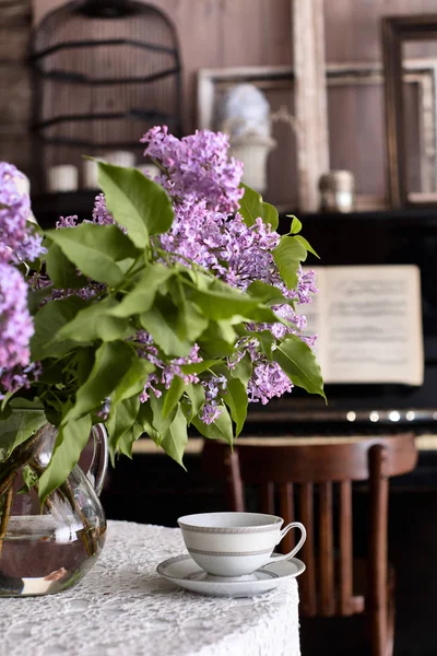 丁香花束和一杯茶 热饮料 — 图库照片