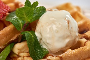 Çilekli Belçika waffle 'ı. Dondurma, çilek ve ahududulu Belçika waffle' ı..