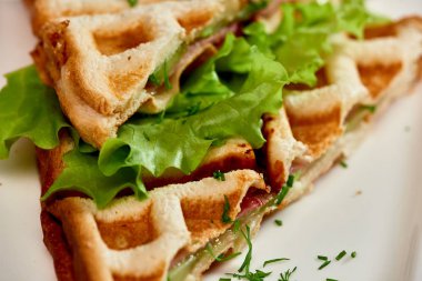 Jambon ve salatalı gözleme sandviç. Jambon ve salatalı çıtır sandviç. Kahvaltı..