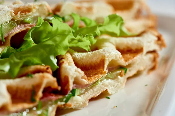 Sanduíche Waffle Com Presunto Salada Sanduíche Crocante Com Presunto Salada — Fotografia de Stock