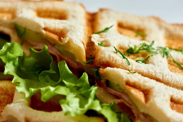 Waffelsandwich Mit Schinken Und Salat Knuspriges Sandwich Mit Schinken Und — Stockfoto