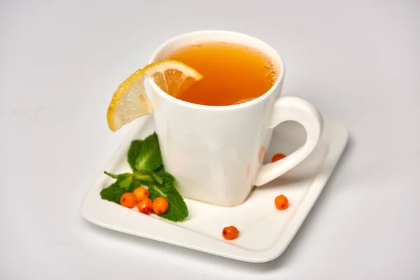 Tasse Tee Mit Sanddorn Porzellantasse Mit Sanddorntee Auf Weißem Hintergrund — Stockfoto