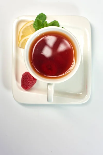 Ahududu çay. Ahududu, limon ve nane çayı. Sıcak bir içecek.