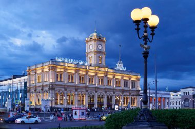 Moskova istasyon binasının gece görünümü. Şehir sokak, yol, cadde, Moskova - Rusya, Rusya Federasyonu