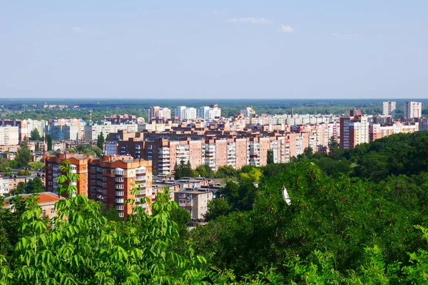 Şehrin modern çok katlı binaları.