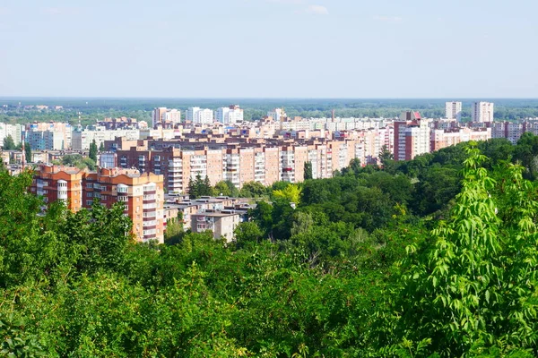 Şehrin modern çok katlı binaları.