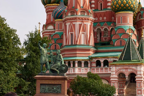 St. Kubbeleri Gökyüzüne karşı Basil Katedrali. Moskova Mimarisi.