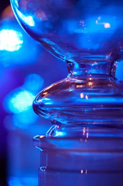 Mavi arka planda cam ampul. Bardağın soyut fotoğrafı..