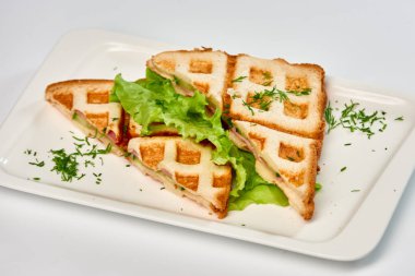 Jambon ve salatalı gözleme sandviç. Jambon ve salatalı çıtır sandviç. Kahvaltı..