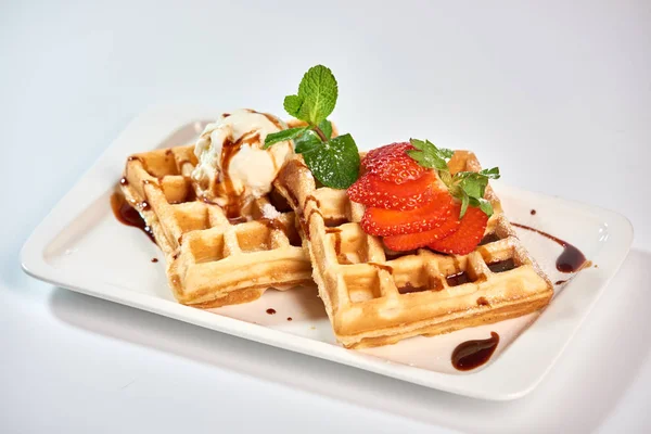 Çilekli Belçika waffle 'ı. Dondurma, çilek ve ahududulu Belçika waffle' ı..