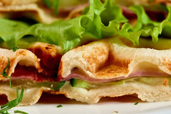 Jambon ve salatalı gözleme sandviç. Jambon ve salatalı çıtır sandviç. Kahvaltı..