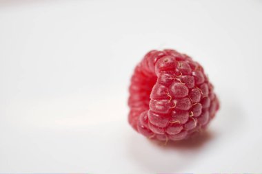 Ahududu dutları beyaz arka planda yakın plan.