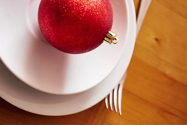 盘子里的圣诞树玩具 节日大餐 — 图库照片