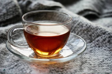 Bir fincan çay yün bir battaniyenin üzerinde..
