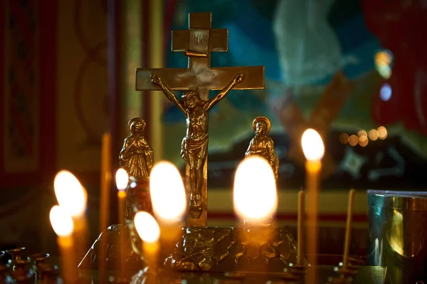 Kerzen in der orthodoxen Kirche. — Stockfoto