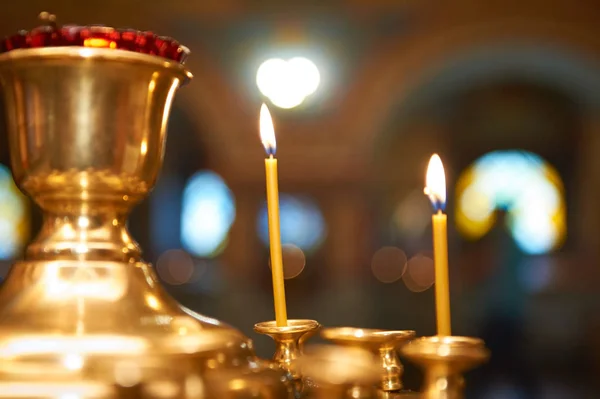 Свечи в православной церкви . — стоковое фото