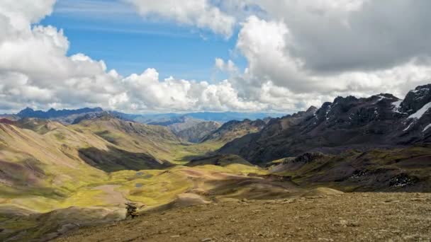 Timelapse of Rainbow Mountain em um dia ensolarado — Vídeo de Stock