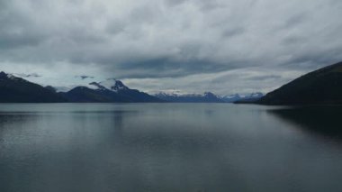 Şili ile Cruise Gemi buzullar arasında geçen fiyortları