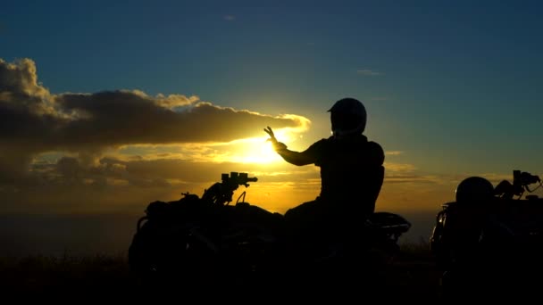 Eu no ATV com o pôr do sol para trás — Vídeo de Stock